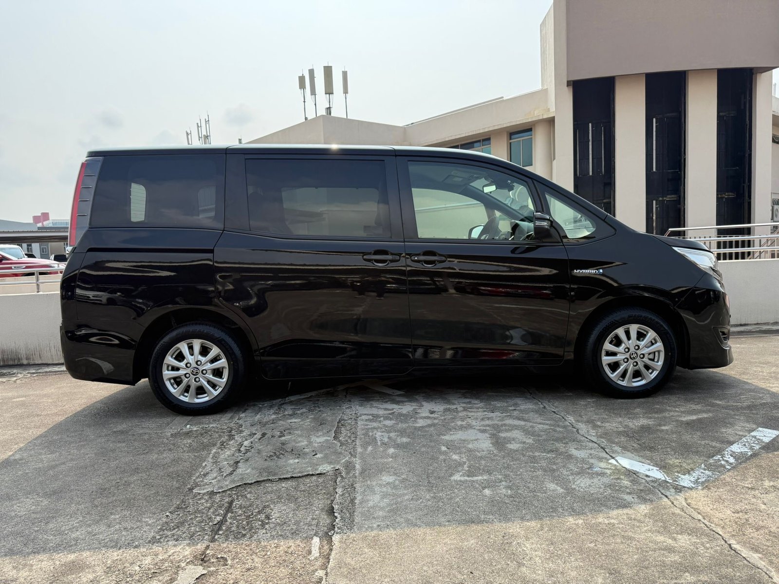 Toyota Noah Hybrid 1.8 X photo 4
